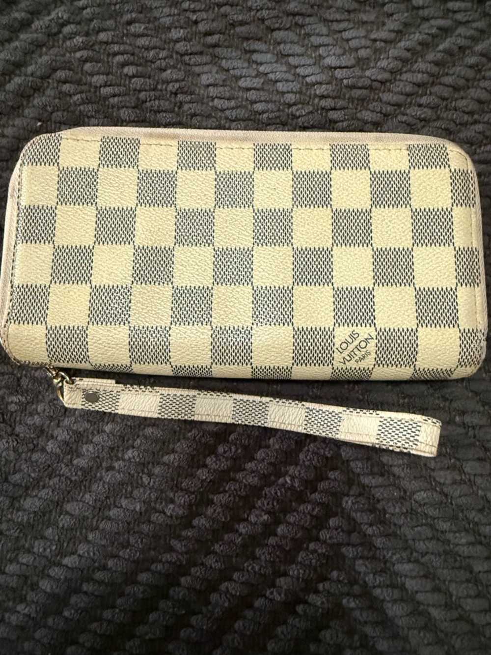 Louis Vuitton Damier Azur Checkered Wristlet Clutch in Cream & Gray dupe